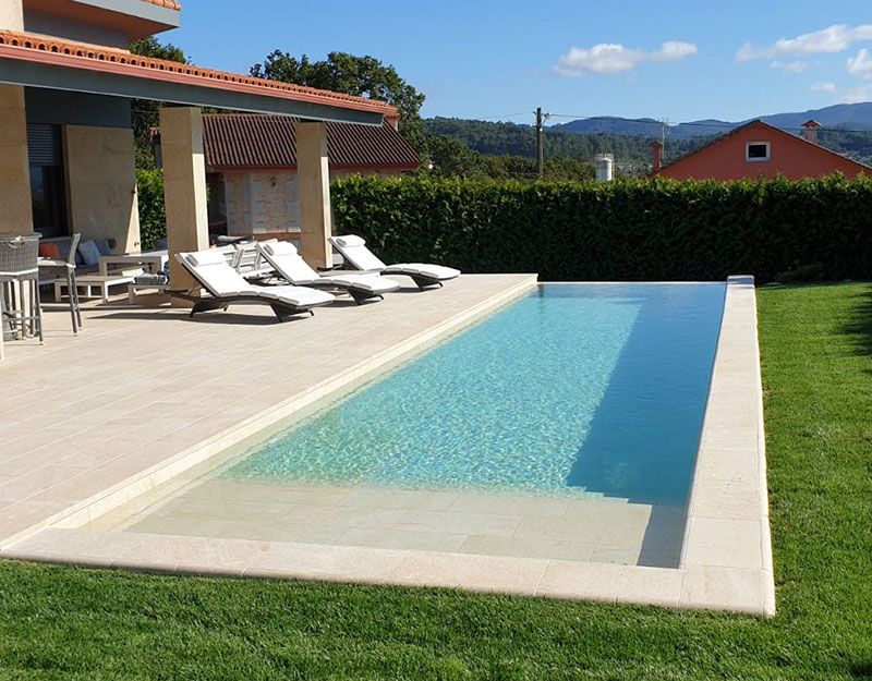 Один из вариантов идеален для создания проектов в средиземноморском стиле: например, ваш бассейн окружен оливковыми и сосновыми деревьями, буквально залитыми золотым солнечным светом.
