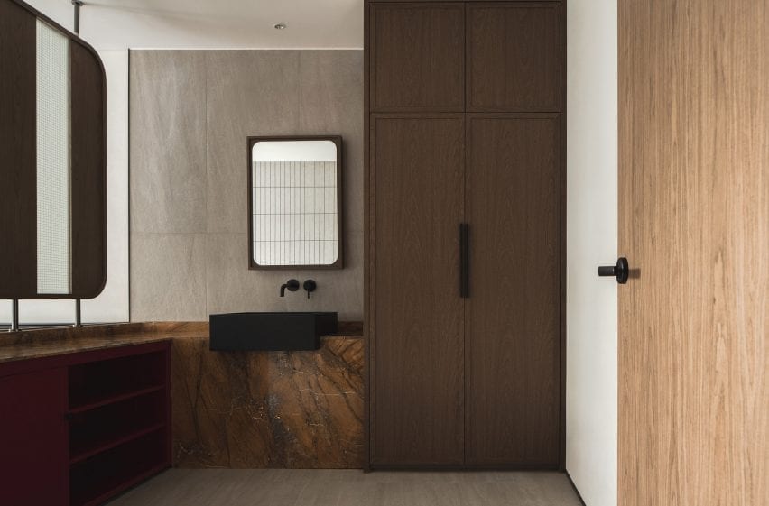 Дизайн ванных комнат выстроен на диалоге двух мощных натуральных текстур – дерева и камня.