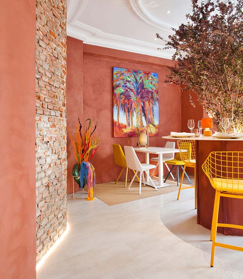 В ресторане "Biocontrastes", разработанном Estudio Muher ART-chitecture, в широкой цветовой палитре сплелись воедино искусство, архитектура и гастрономия.