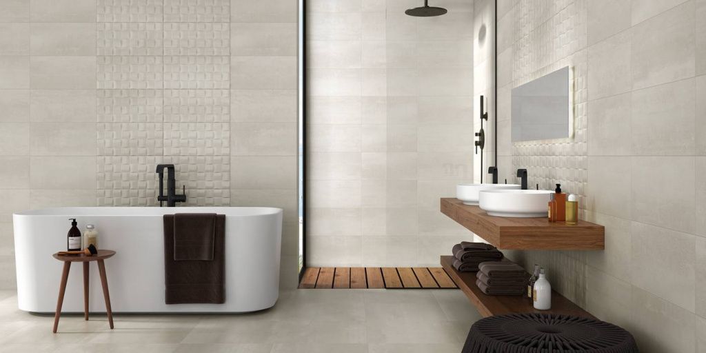 Тесная ванная сделается больше, если выделить такие ее области, как раковина или душ с помощью облицовки с фактурной поверхностью.