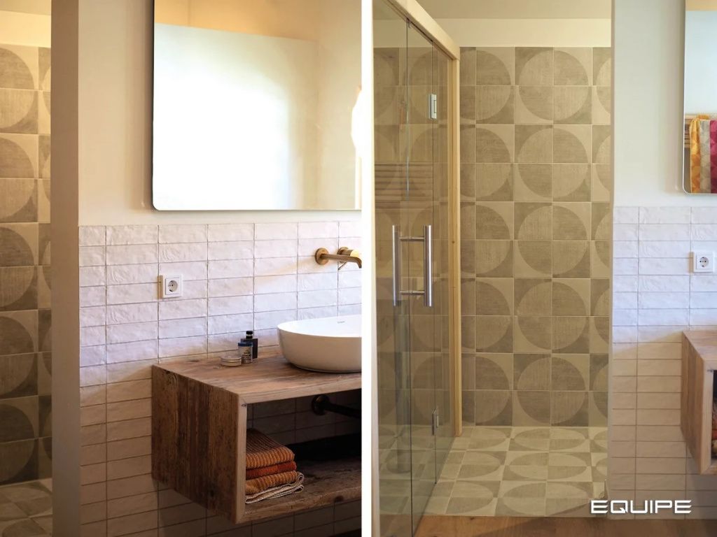 Для туалета и ванной комнаты выбрали керамогранит Mint и плитку из белой глины Artisan Aqua соответственно.