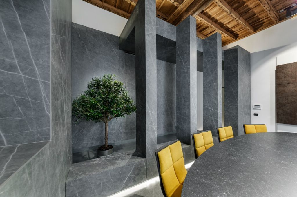 Яркости интерьеру конференц-зала добавляют стулья желтого цвета и натуральное дерево