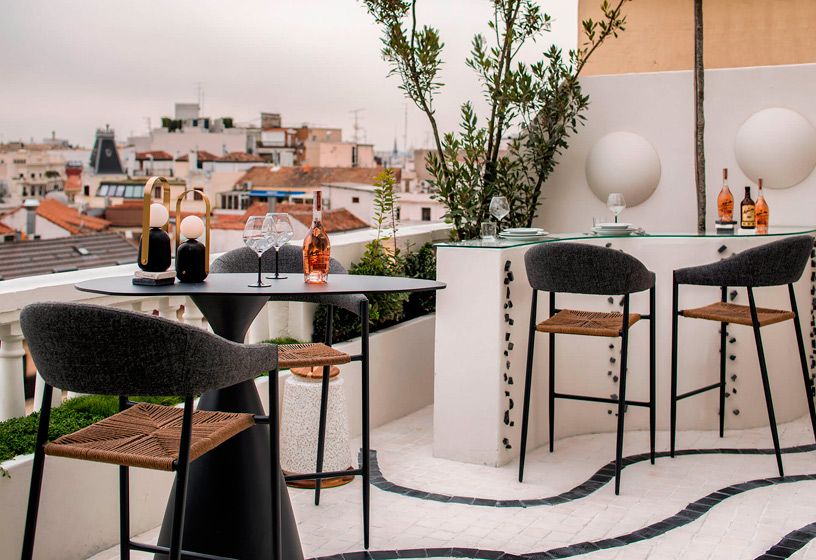 В задней части пространства Палома де Грегорио создала жилую зону в урбанистическом стиле, простую и практичную одновременно.