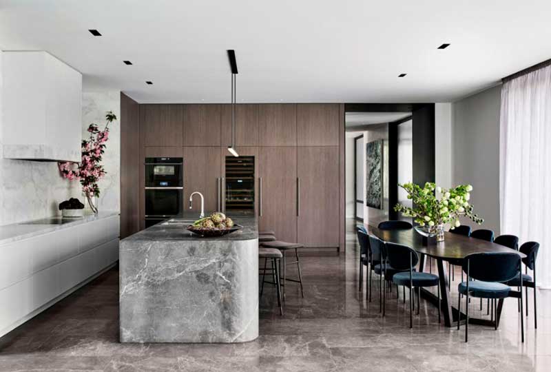 На фото: элегантная, изысканная, минималистичная кухня студии Mim Design - мрамор и темное дерево