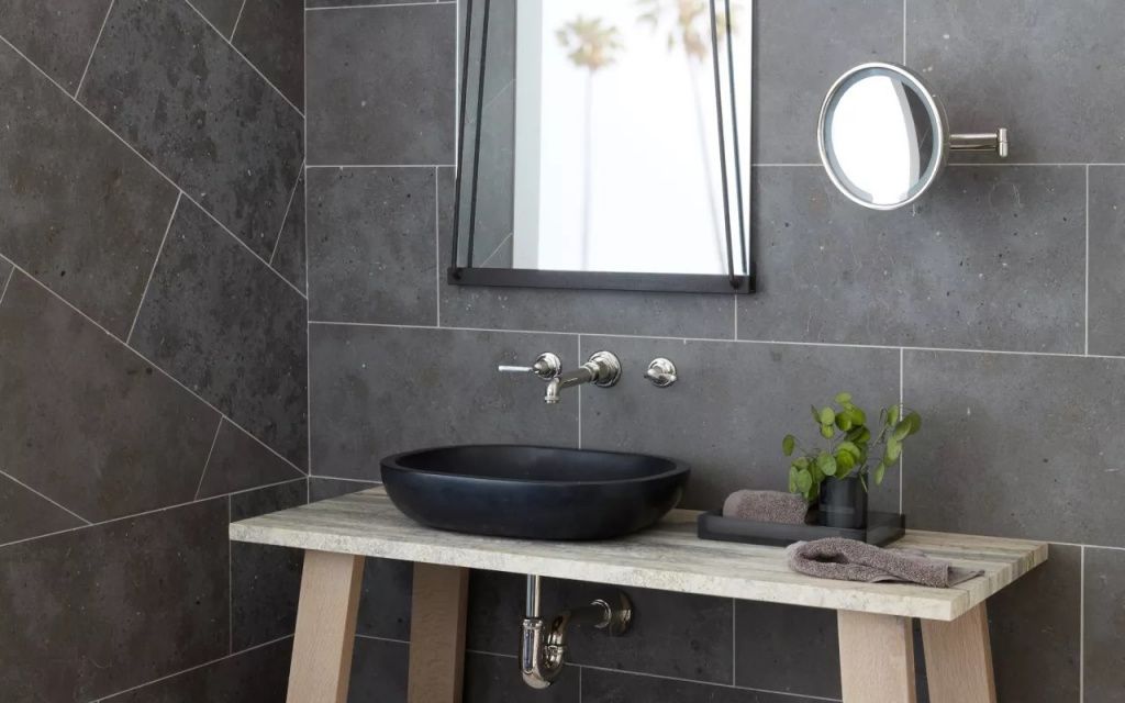Серый прекрасно уживается в любой отделке, однако, как показывает практика, в полной мере он раскрывается в оформлении ванных и туалетных комнат.