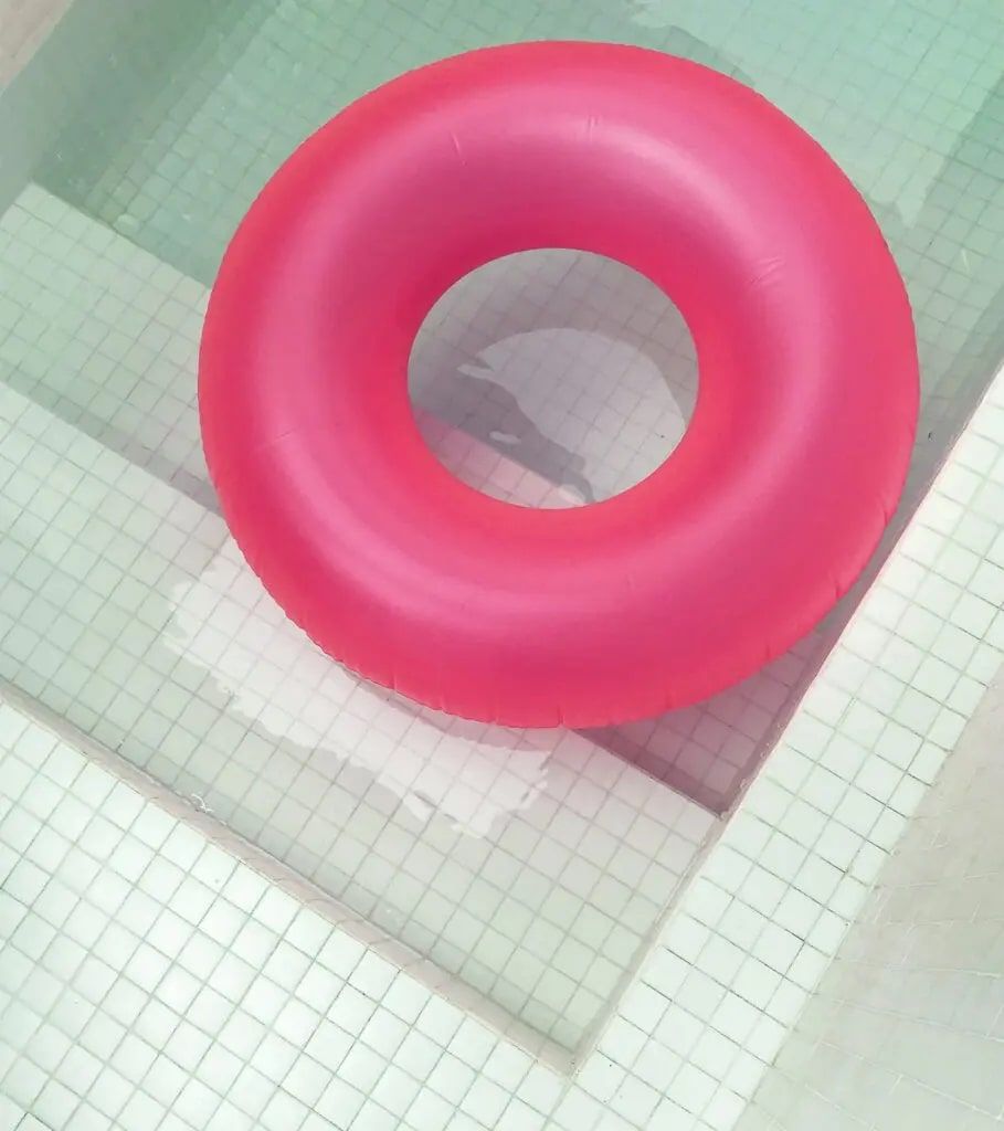 Пол в ванной и отделка бассейна выполнены мозаикой Hisbalit белого цвета