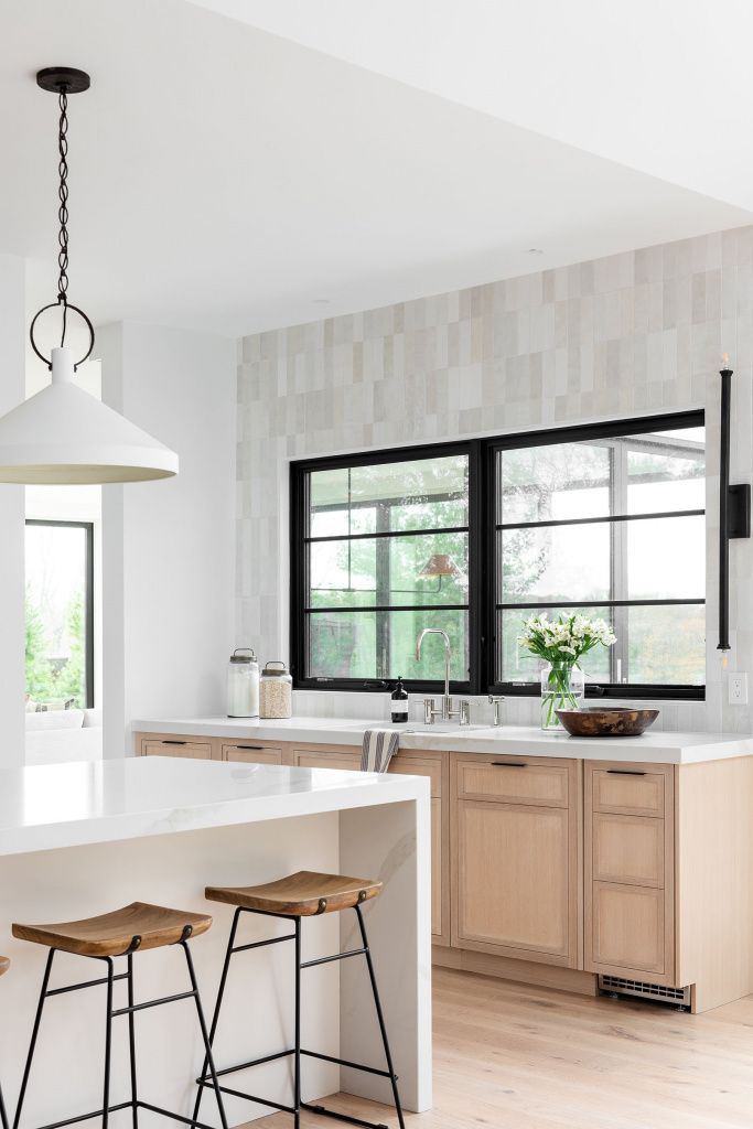 Одним из отличительных элементов кухни является настенная плитка Artisan White, размещенная вертикально, визуально приподнявшая потолок и добавившая характера окружающему пространству.