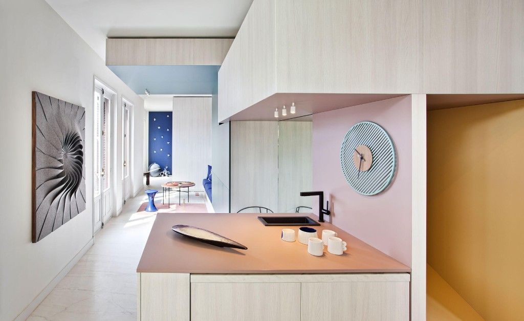 На фото архитектор Эктор Руис-Веласкес выбрал Dekton для покрытия пола в квартире «Alvic Modular Home».