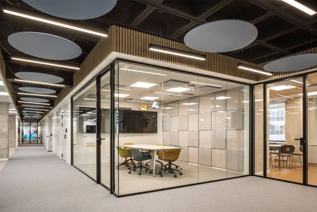 В здании Alameda, занимающем площадь 400 метров квадратных, студия Destudio спроектировала современные и функциональные офисы.