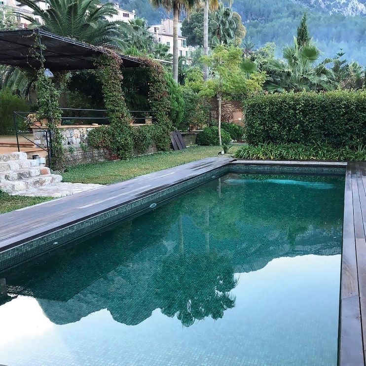 Наружный дизайн дома как нельзя лучше дополнит красивый бассейн рядом с пышной растительностью, который будет гармонично вписываться в пейзаж.
