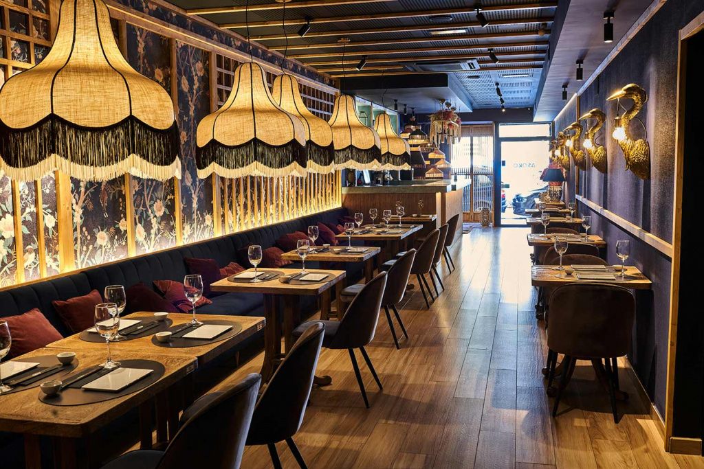 Для длинного и узкого пространства ресторана выбран восточный стиль