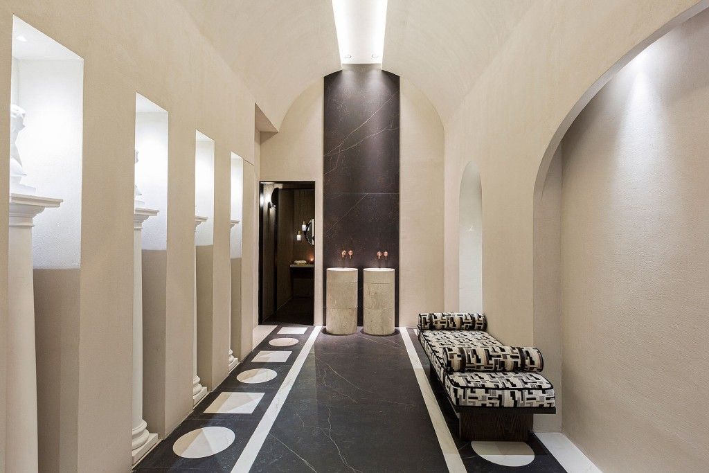 На фото туалетная комната общественного назначения «A Roman Bath», созданная дизайнерами из Somos2studio.