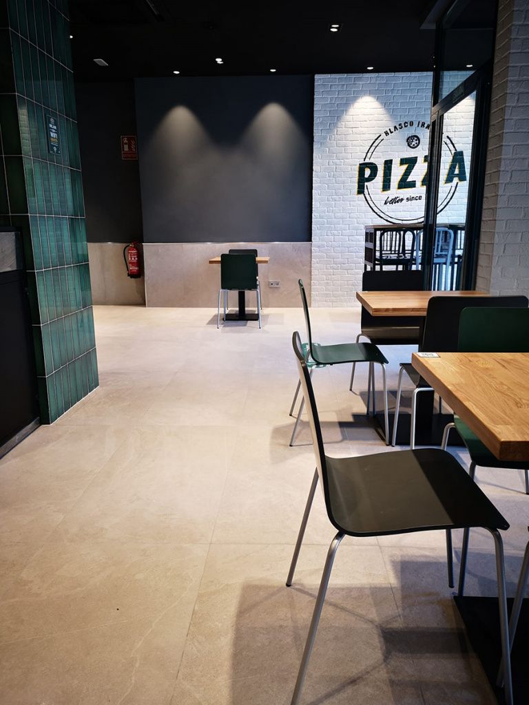 Для гостевого зала выбрана жемчужная плитка серии Pulido (60x120 см), которую отличает современная актуальная графика и изящная текстура камня