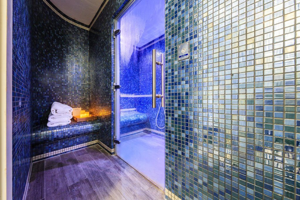 В дизайне отеля «Harbour Hotel&Spa», расположенном в английском Саутгемптоне, белоснежная мозаика Opalo Blanco скомбинирована с аналогом Opalo Iridescent Blue.