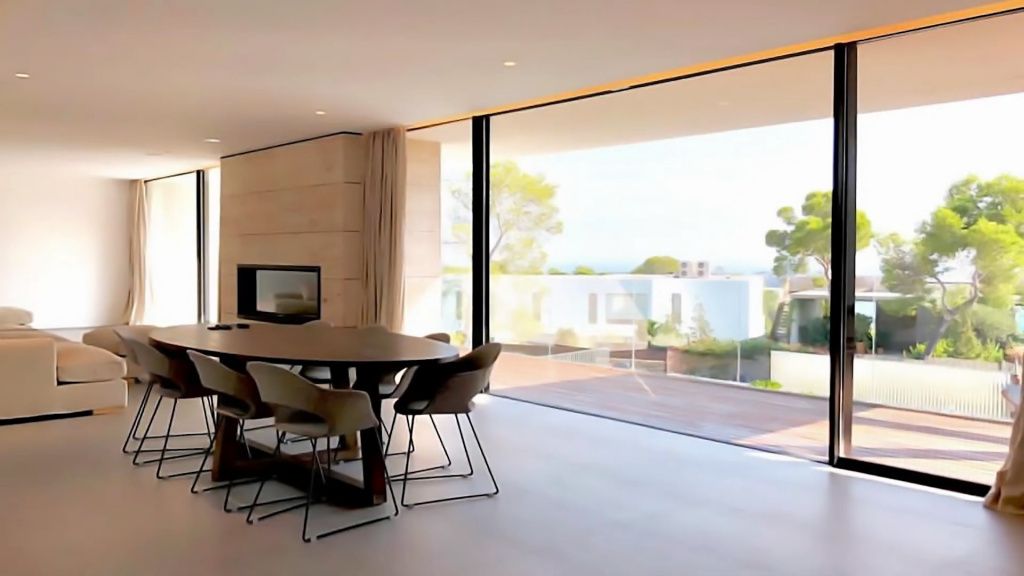 Благодаря панорамным окнам дом залит ярким средиземноморским солнцем
