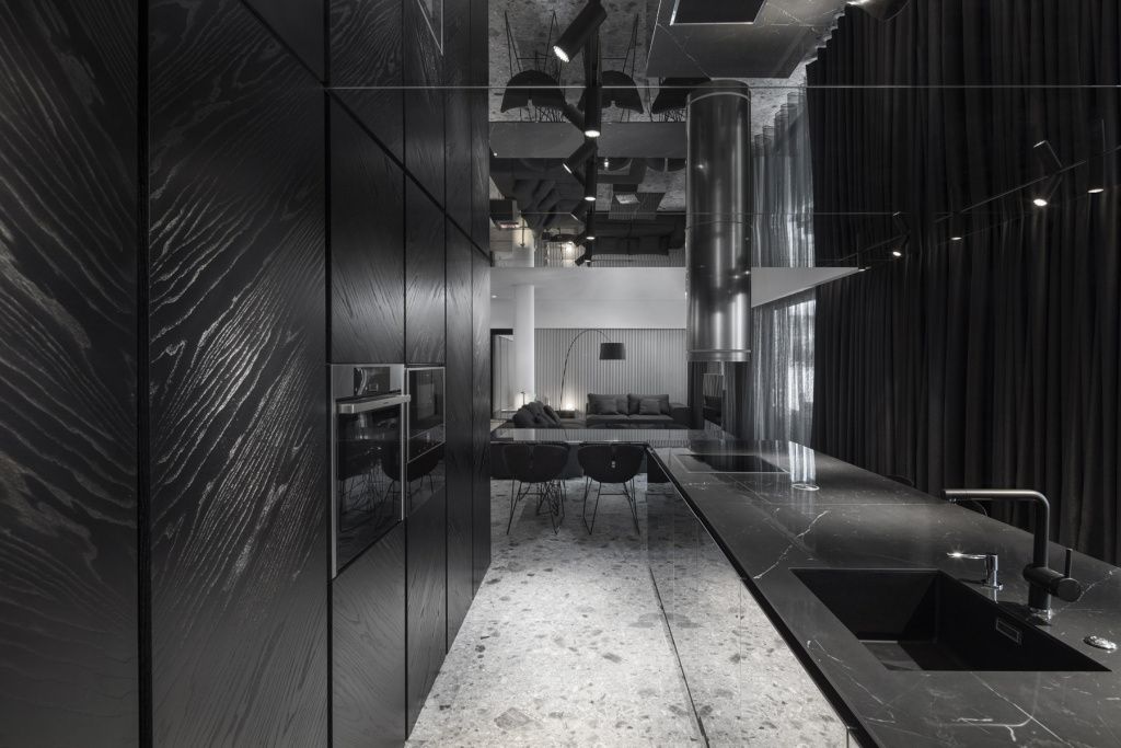 Черный цвет и металлические эффекты мебели и декоративных элементов прекрасно гармонируют с белыми потолками и колоннами.