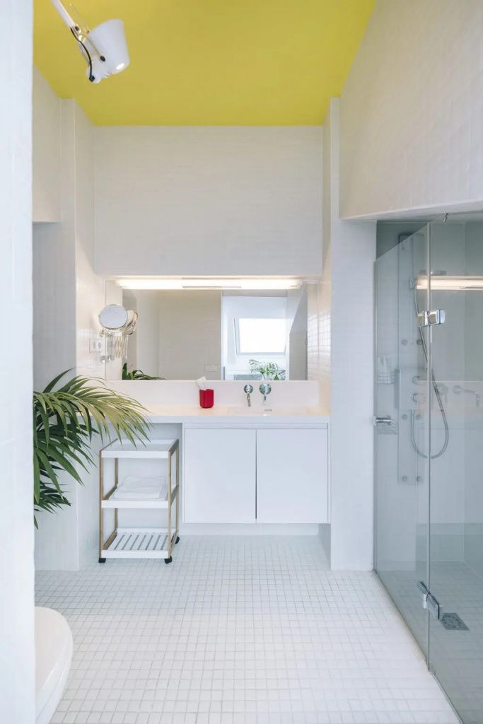 Тайная комната этого дома - ванная, спрятанная за деревянными панелями